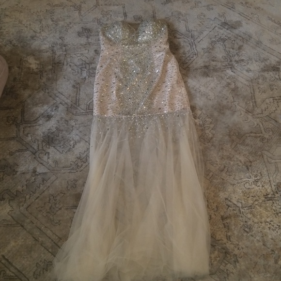 Stunning Gown SZ MED - Picture 6 of 7